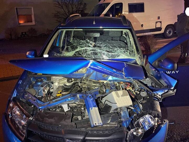 Verkehrsunfall in Radevormwald: Auto kollidiert auf der Kaiserstraße mit Traktor