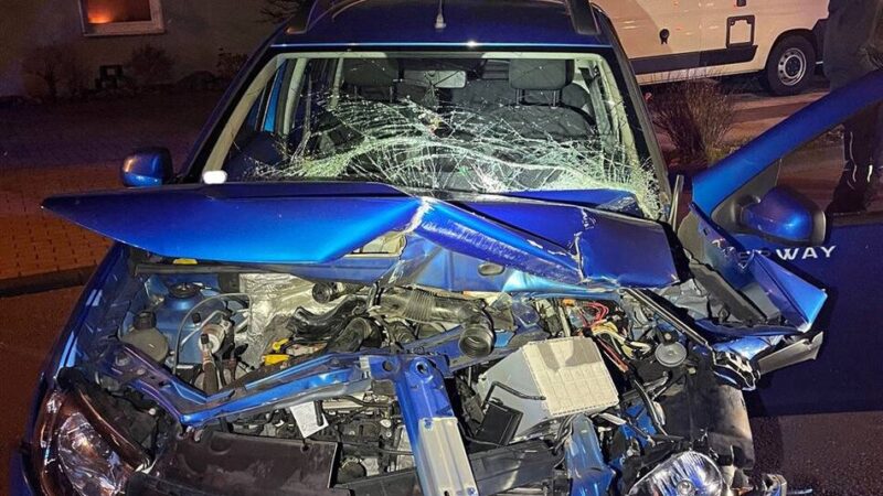 Verkehrsunfall in Radevormwald: Auto kollidiert auf der Kaiserstraße mit Traktor