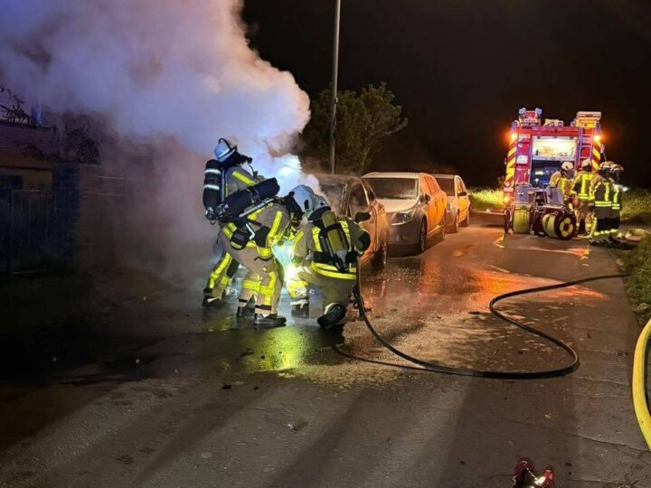 Einsatzreiches Wochenende für die Feuerwehr: Feuerwehr löscht Auto und sucht Brand in Hochhaus