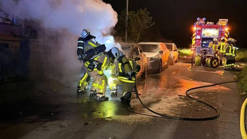 Einsatzreiches Wochenende für die Feuerwehr: Feuerwehr löscht Auto und sucht Brand in Hochhaus