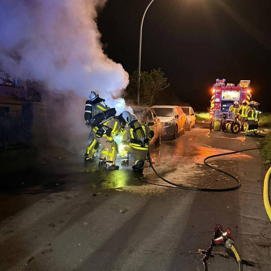 Einsatzreiches Wochenende für die Feuerwehr: Feuerwehr löscht Auto und sucht Brand in Hochhaus