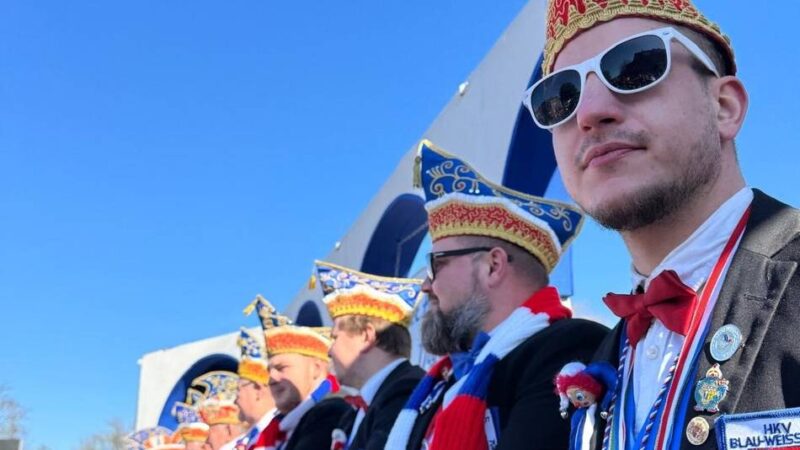 Sessionsauftakt in Holzheim: Blau-Weiß-Rot geht mit Prunksitzung gleich in die Vollen