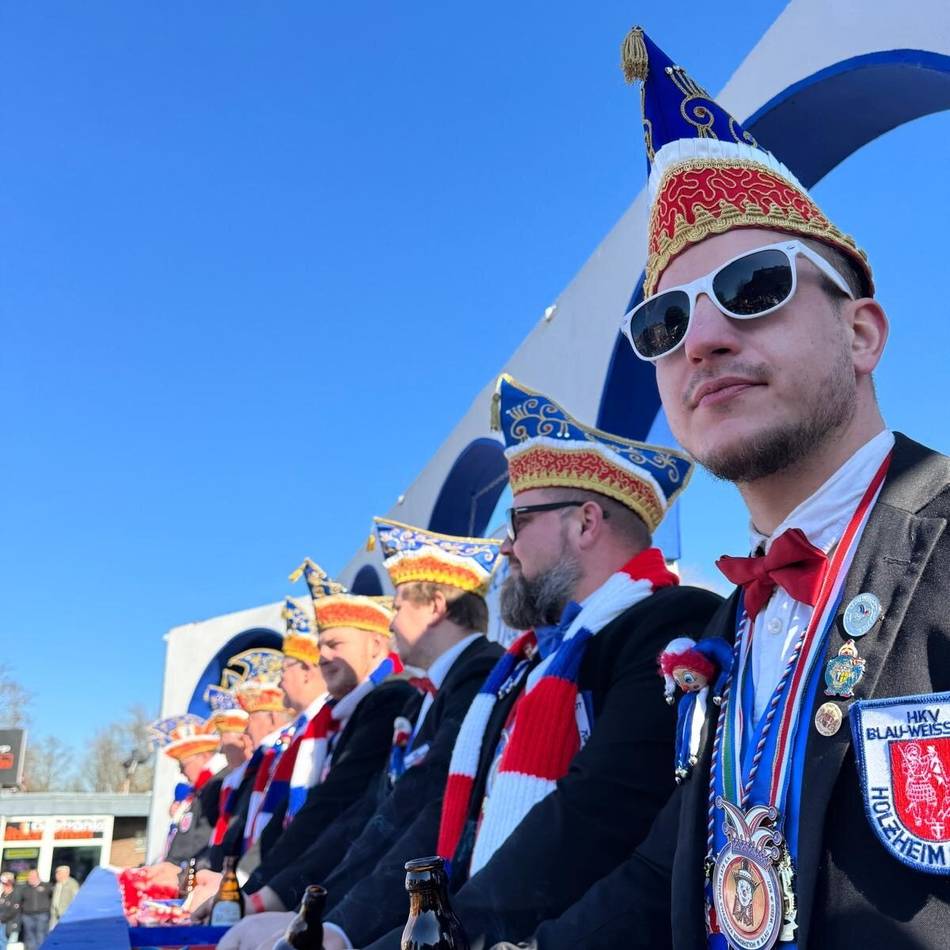 Sessionsauftakt in Holzheim: Blau-Weiß-Rot geht mit Prunksitzung gleich in die Vollen