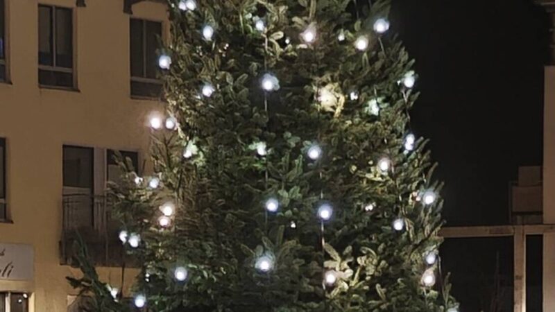 Advent in Hückeswagen: Weihnachtsbeleuchtung sorgt für festliche Stimmung in der Innenstadt