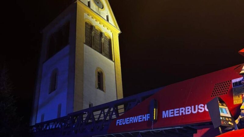 Einsatz in Meerbusch: Feuerwehr rückt zur St.-Martin-Kirche aus