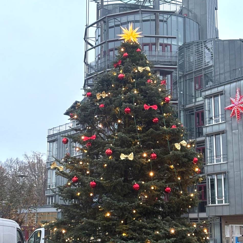 Dank „Weihnachtsfetischist“ Frank Jülich: Der Kaarster Weihnachtsbaum hat seine Spitze zurück