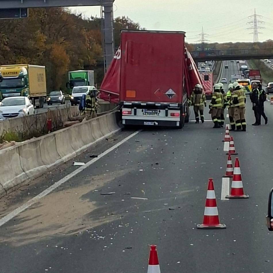 Auf der A3 und auf der A46: Verkehrschaos nach Unfall von Gefahrguttransporter