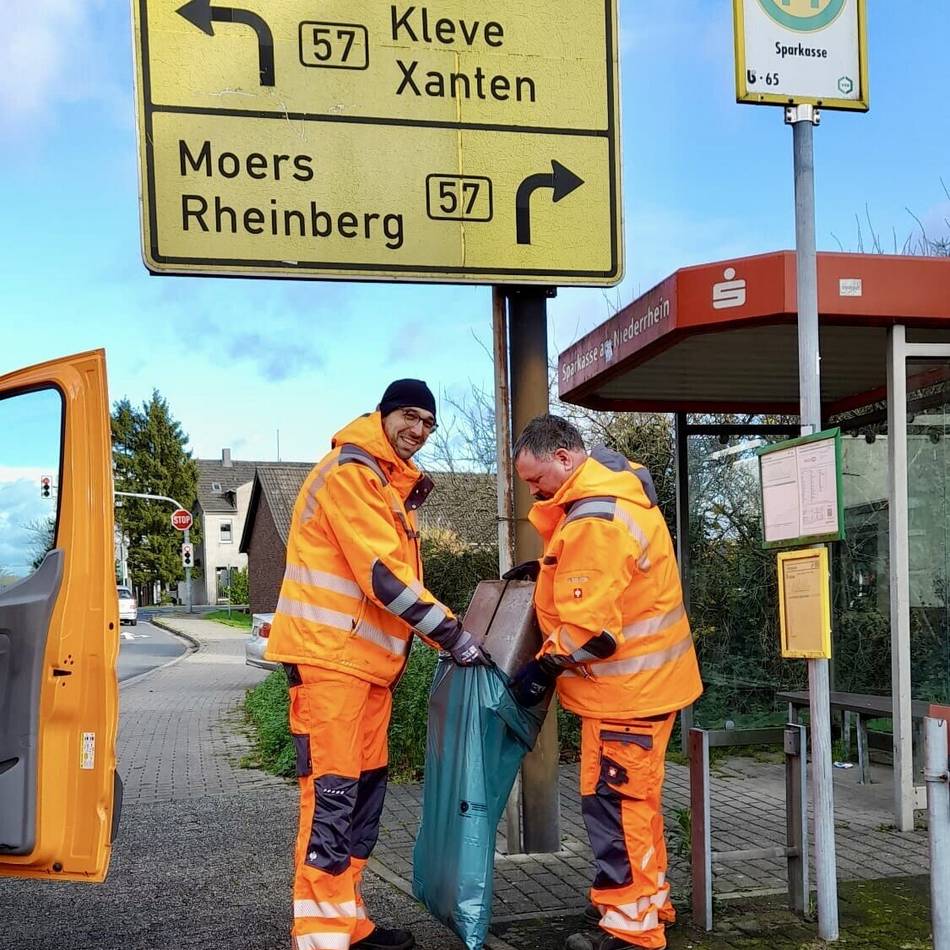 Rathauschef geht auf die Straße: Alpens Bürgermeister leert Mülltonnen