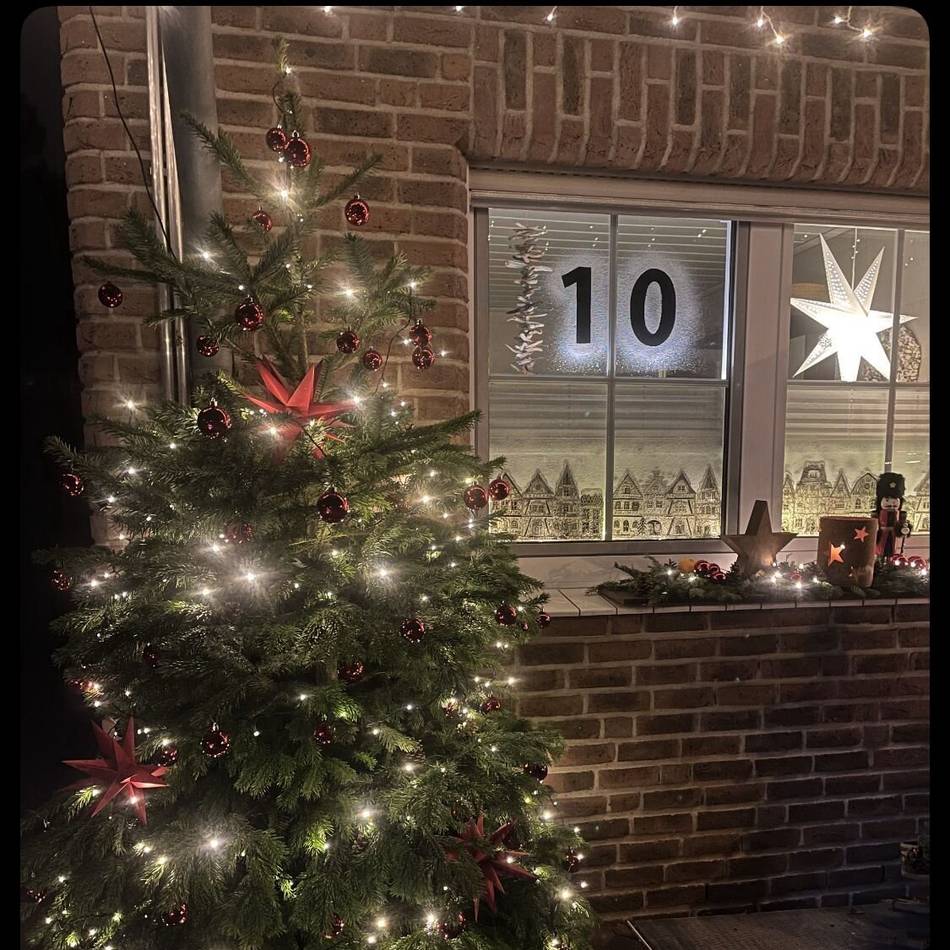 Lebendiger Adventskalender in Rommerskirchen: Hier öffnen sich Fenster und Türen