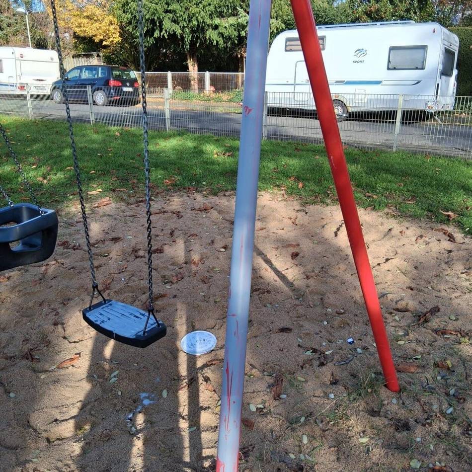 Spielplätze in Krefeld: KBK muss Spielplätze nach Vandalismus aufwendig reinigen