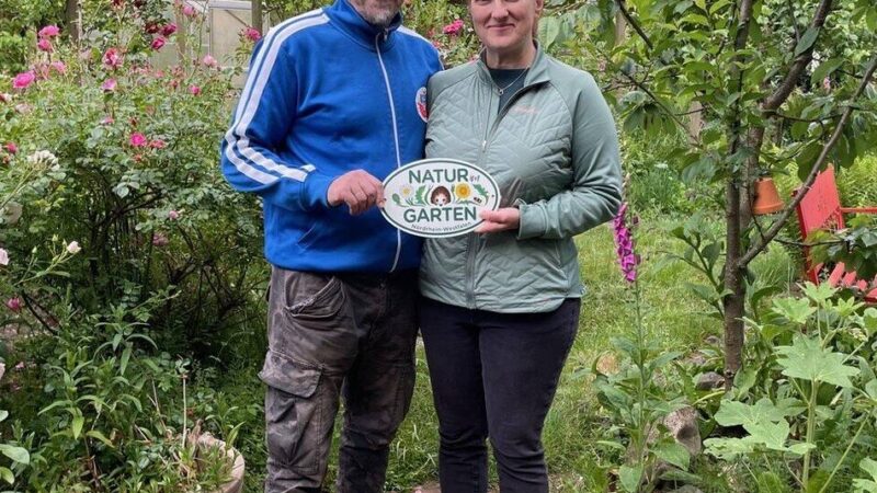 Neusser Anlage erhält Plakette „Natur im Garten“: Was nicht stört, darf bleiben – eine „ausgezeichnete“ Gartenphilosophie