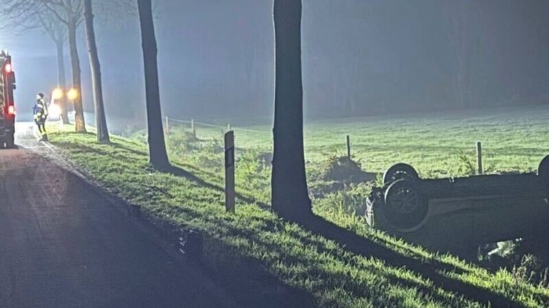 Unfallflucht in Kranenburg: Auto überschlägt sich und landet auf dem Dach im Straßengraben