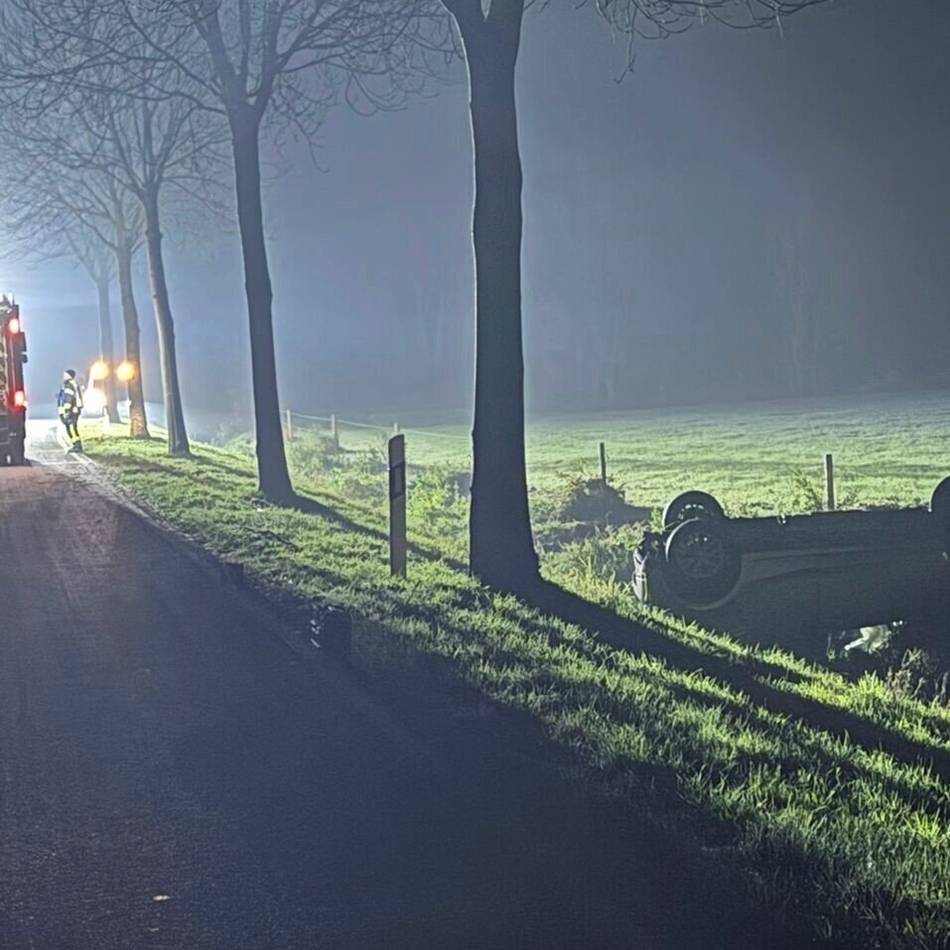 Unfallflucht in Kranenburg: Auto überschlägt sich und landet auf dem Dach im Straßengraben