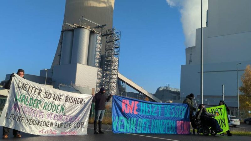 Protestaktion gegen RWE in Grevenbroich: Aktivisten blockieren Zufahrt zum Kohlekraftwerk – Strafanzeige erstattet