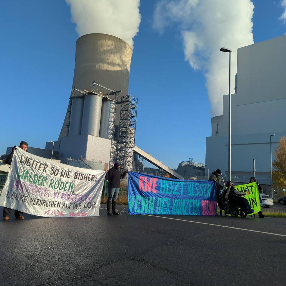 Protestaktion gegen RWE in Grevenbroich: Aktivisten blockieren Zufahrt zum Kohlekraftwerk – Strafanzeige erstattet