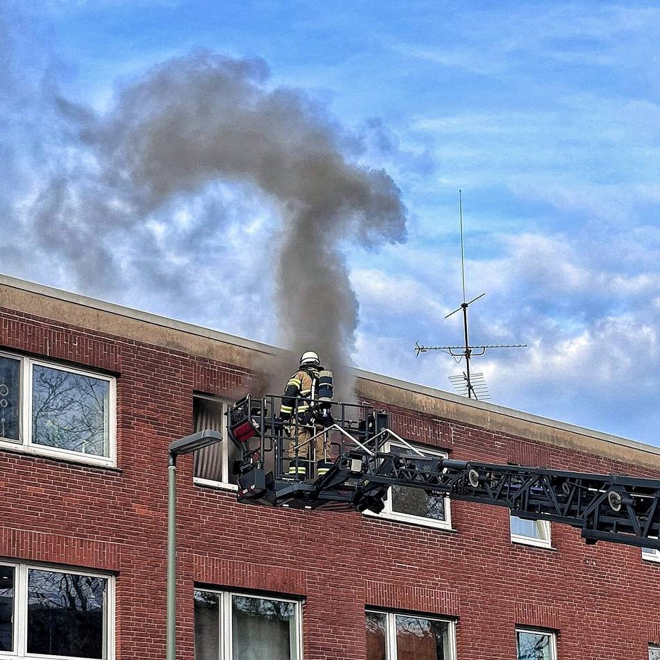 Einsatzkräfte müssen Unrat löschen: Feuer in Mehrfamilienhaus in Neuss-Erfttal