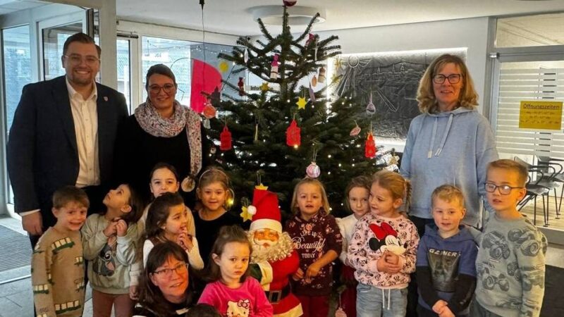 Radevormwalder Stadtverwaltung: Kita-Kinder schmücken Baum im Rathausfoyer