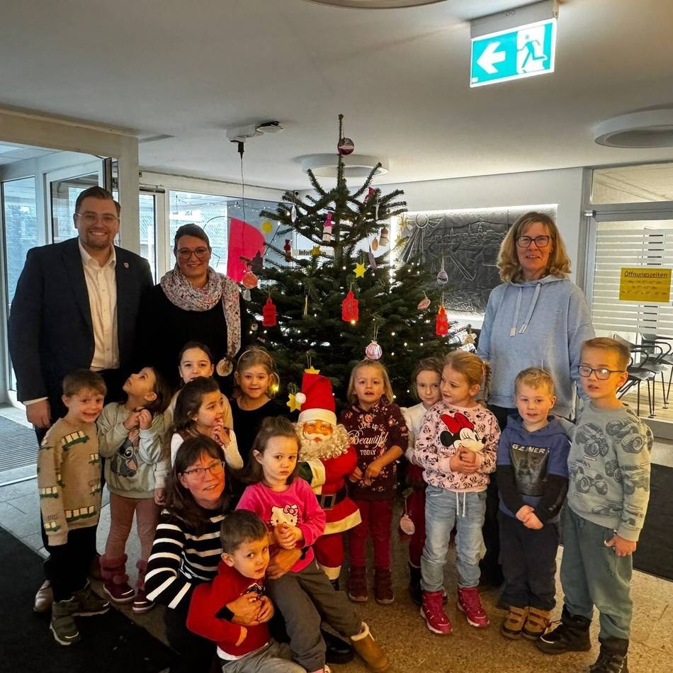 Radevormwalder Stadtverwaltung: Kita-Kinder schmücken Baum im Rathausfoyer