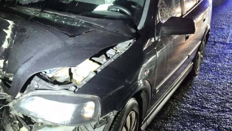 Feuerwehr Hilden im Einsatz: Auto kollidiert mit Baustellenfahrzeug auf der A46