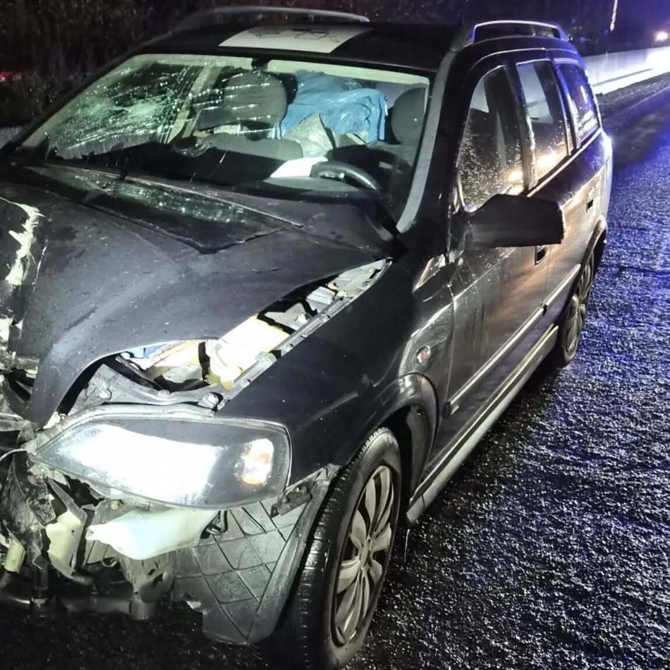 Feuerwehr Hilden im Einsatz: Auto kollidiert mit Baustellenfahrzeug auf der A46