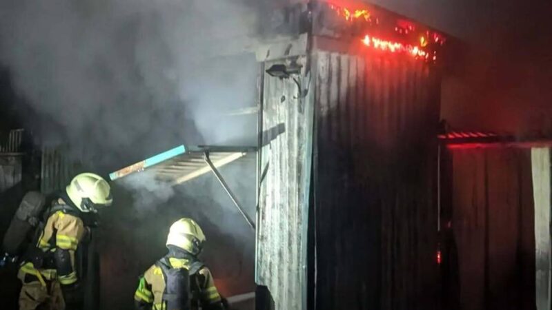 36 Feuerwehrleute im Einsatz: Garagen brannten im Hildener Westen