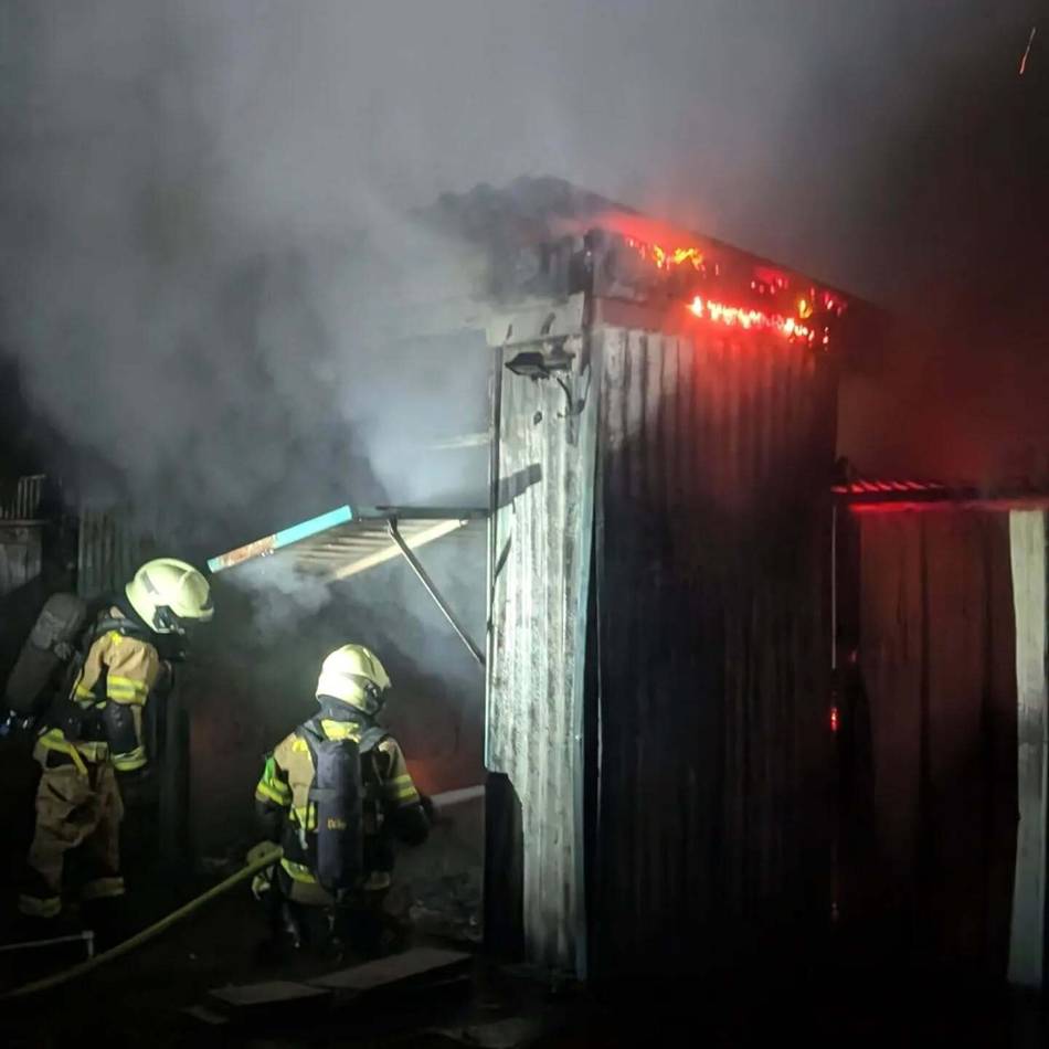 36 Feuerwehrleute im Einsatz: Garagen brannten im Hildener Westen