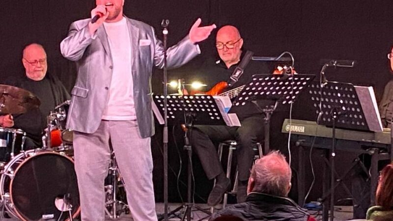 Konzertabend in Budberg: Peter Bjällö verwandelte das Bürgerhaus in eine Musical-Halle