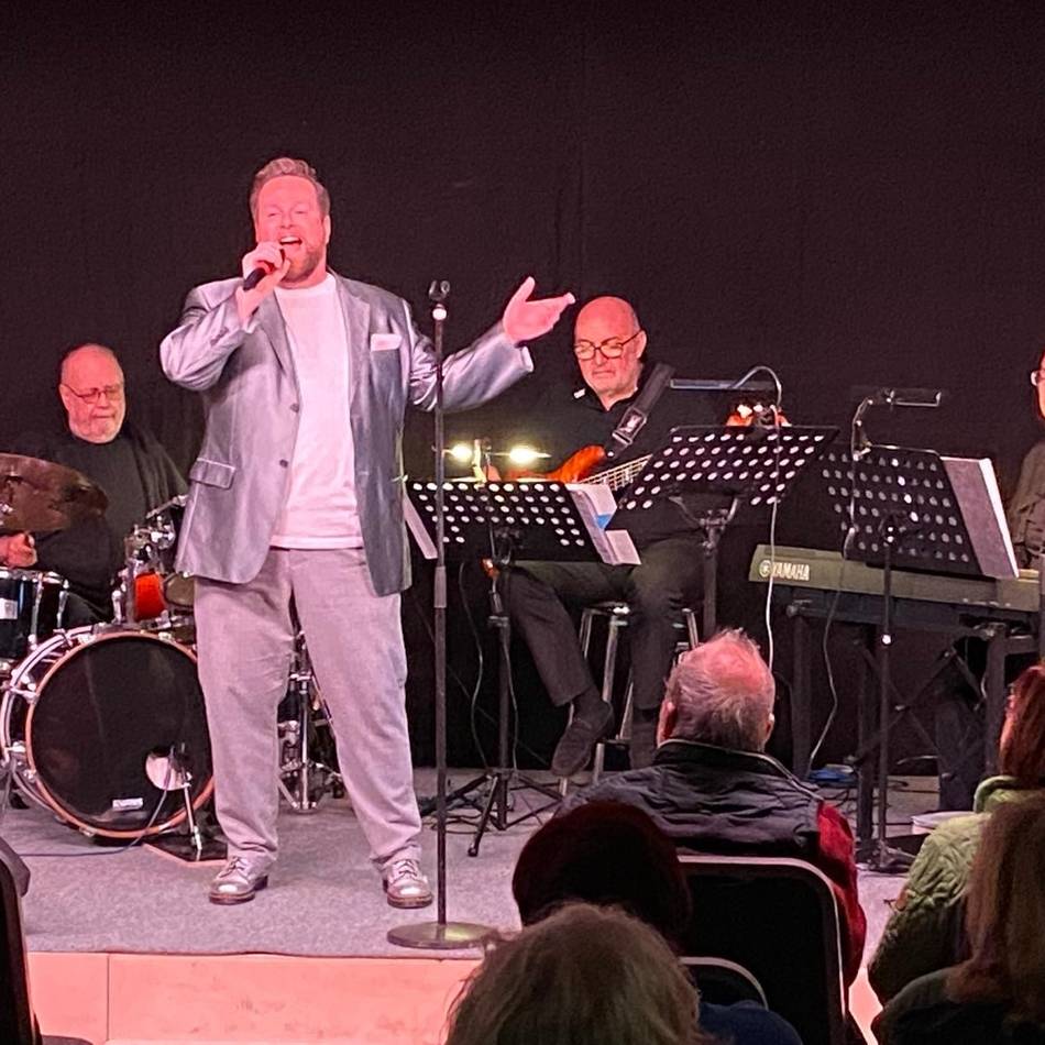 Konzertabend in Budberg: Peter Bjällö verwandelte das Bürgerhaus in eine Musical-Halle