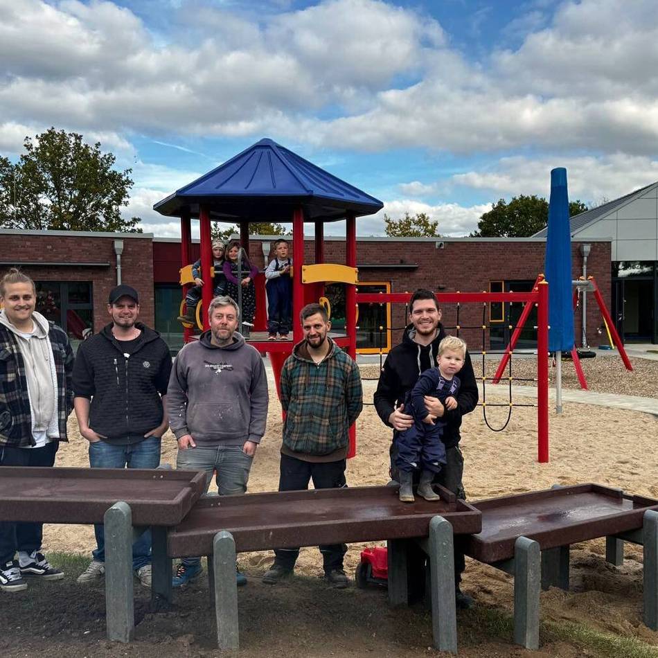 Neue Spiel- und Lernmöglichkeiten in Weeze: Marienwasserburg-Kita freut sich über neue Matschanlage