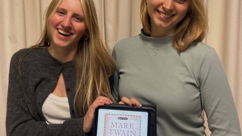 Im Schauplatz in Langenfeld: Blinklichter vor der Premiere am 3. Dezember mit großen Lampenfieber