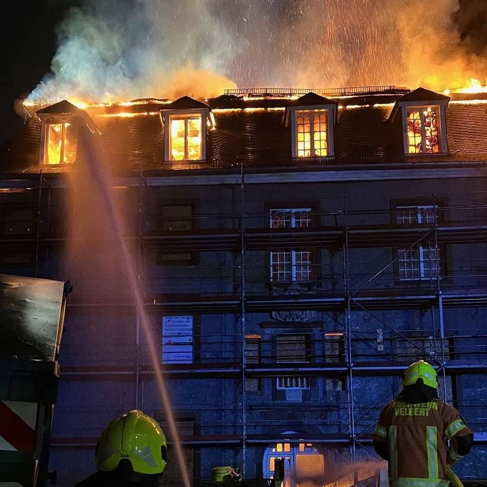 Großbrand in Velbert-Neviges: Feuerwehr Hilden im Einsatz am Schloss Hardenberg