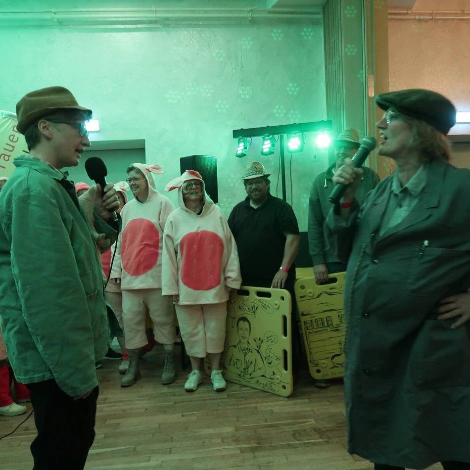 Nach 25 Jahren Pause: Landfrauen Sonsbeck feiern tierisch lustigen Ferkelball
