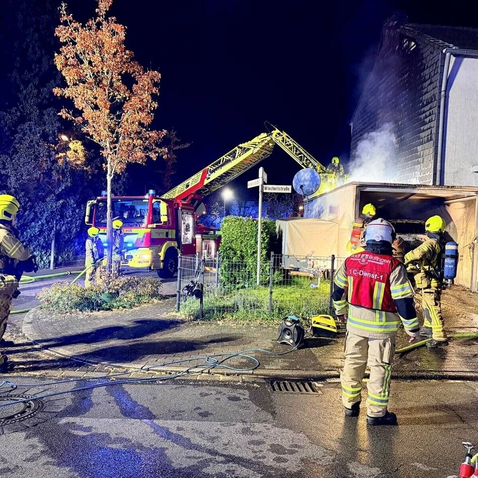 Brand in der Wiechertstraße: Feuerwehr löscht Garagenbrand