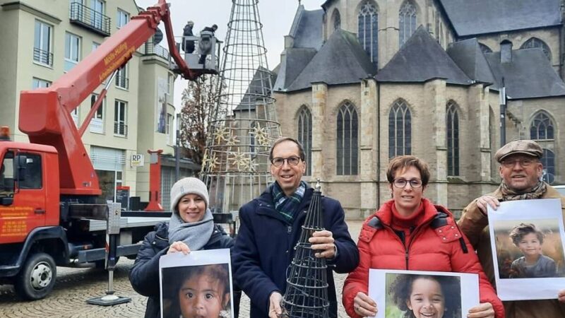 Umstrittene Weihnachtsdeko : 24 Kinderbilder und ein Spruch – So sieht die Weseler Stahltanne 2025 aus