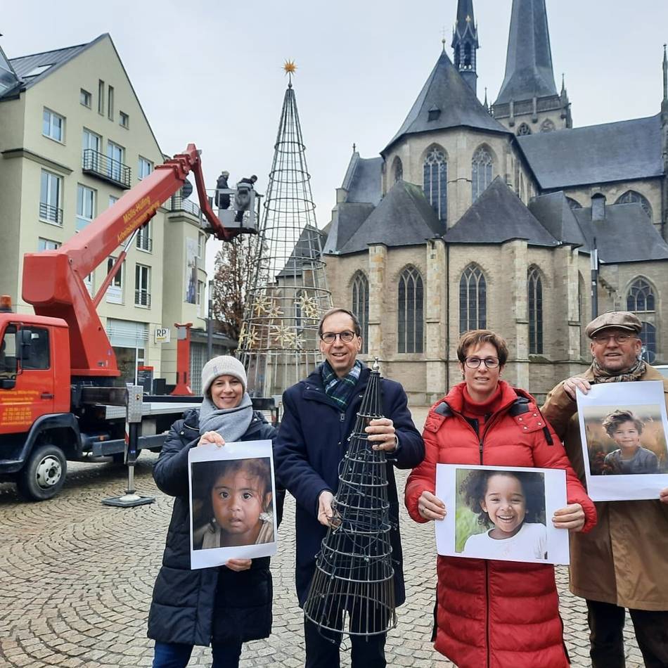 Umstrittene Weihnachtsdeko : 24 Kinderbilder und ein Spruch – So sieht die Weseler Stahltanne 2025 aus