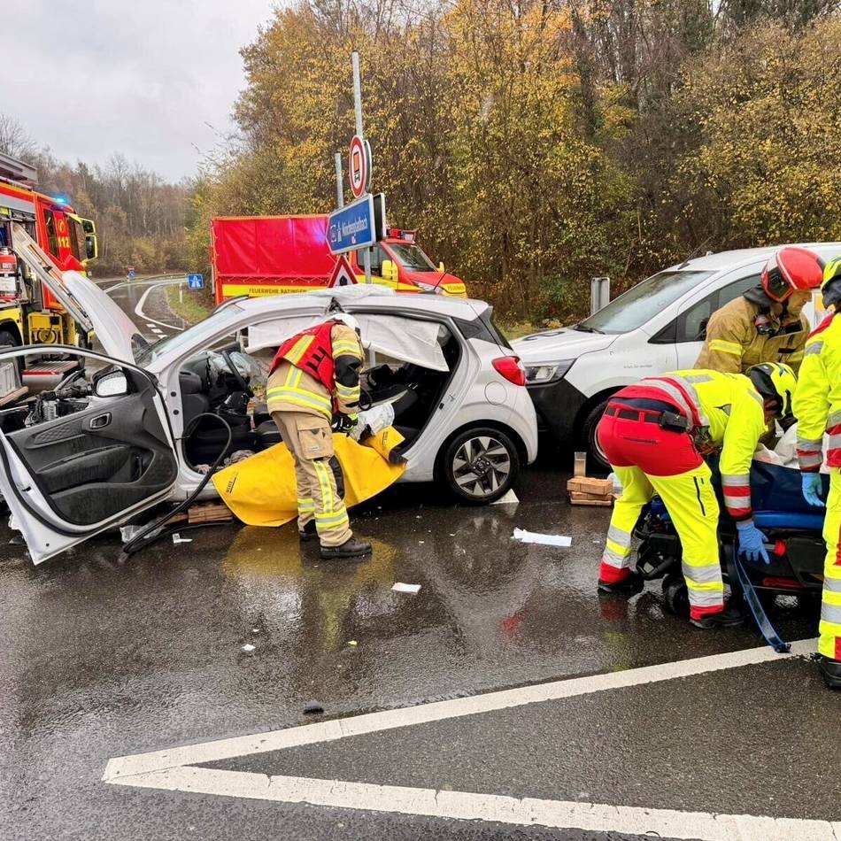 Feuerwehr im Großeinsatz: Schwerverletzte Person nach Unfall auf der Mettmanner Straße