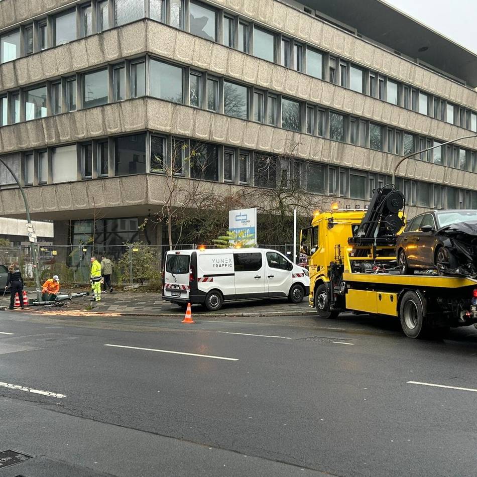 Unfall in Düsseldorf-Derendorf: Ampel und Laterne zerstört, Gasaustritt und beschädigte Autos