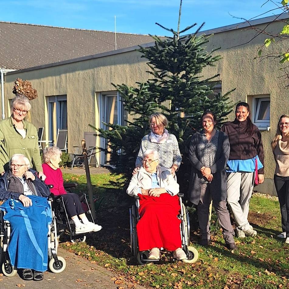 Gemeinsam für mehr Grün: Haus im Hagenland pflanzt Tanne für die Baum-Challenge