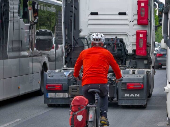 Radwegetest des ADFC in Düsseldorf: Wo Radfahrer mit dem Schwerlastverkehr konkurrieren