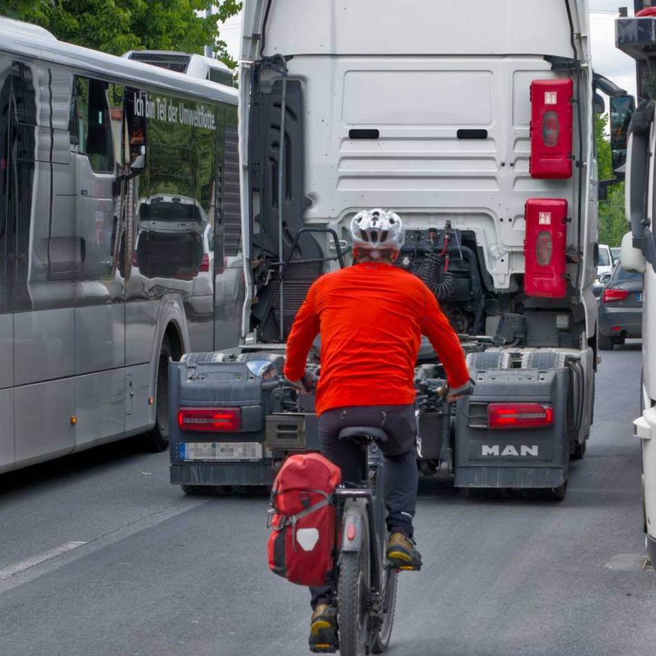 Radwegetest des ADFC in Düsseldorf: Wo Radfahrer mit dem Schwerlastverkehr konkurrieren