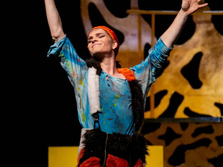 Familienstück im Rheinischen Landestheater in Neuss: Ein Kater stiefelt durch die Welt