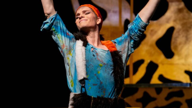 Familienstück im Rheinischen Landestheater in Neuss: Ein Kater stiefelt durch die Welt