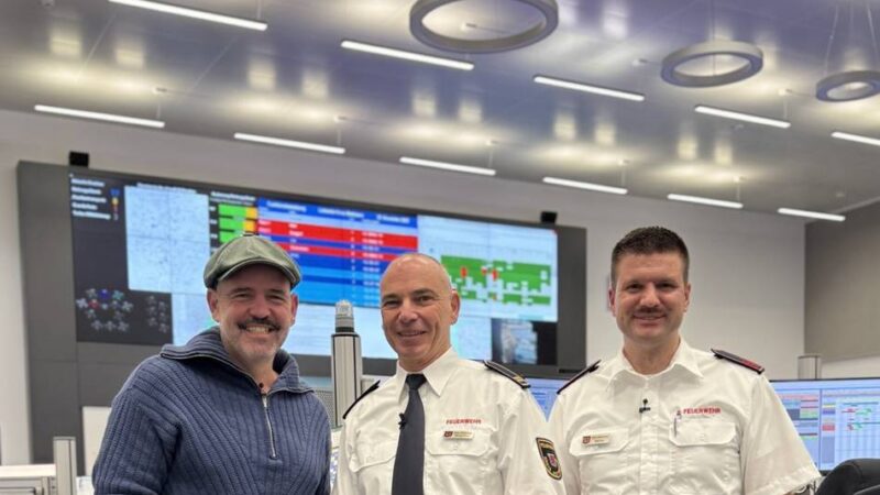 TV-Dreh unter realen Bedingungen: Doc Esser informiert sich in der Leitstelle Mettmann über die Rettungskette