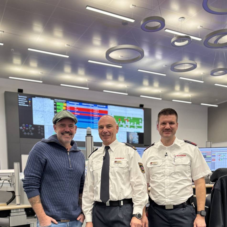 TV-Dreh unter realen Bedingungen: Doc Esser informiert sich in der Leitstelle Mettmann über die Rettungskette