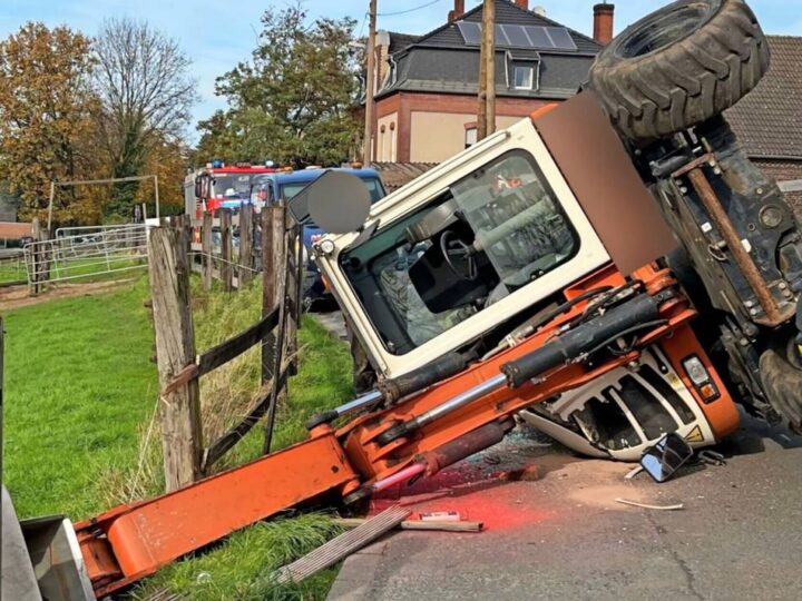 Unfall in Duisburg-Baerl: Bagger kippt um – Fahrer nur leicht verletzt