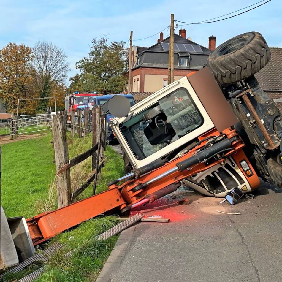 Unfall in Duisburg-Baerl: Bagger kippt um – Fahrer nur leicht verletzt