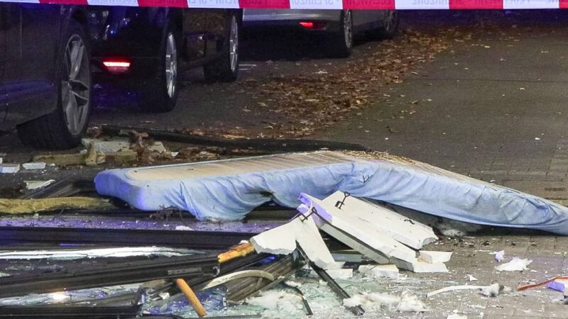 Eine Person verletzt: Explosion in Obdachlosenunterkunft – Feuerwehr in Düsseldorf im Großeinsatz