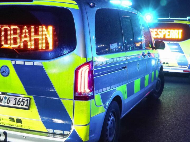 Schwerer Unfall auf der A57 bei Kamp-Lintfort: Fahrzeug überschlägt sich mehrfach – drei Verletzte