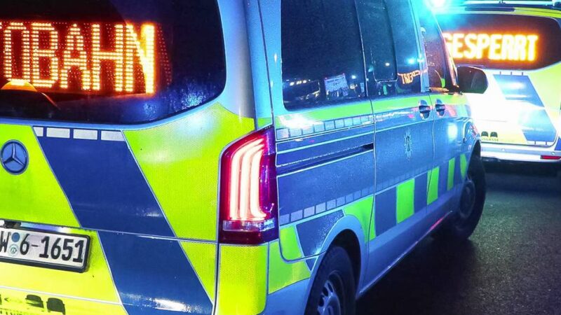 Schwerer Unfall auf der A57 bei Kamp-Lintfort: Fahrzeug überschlägt sich mehrfach – drei Verletzte