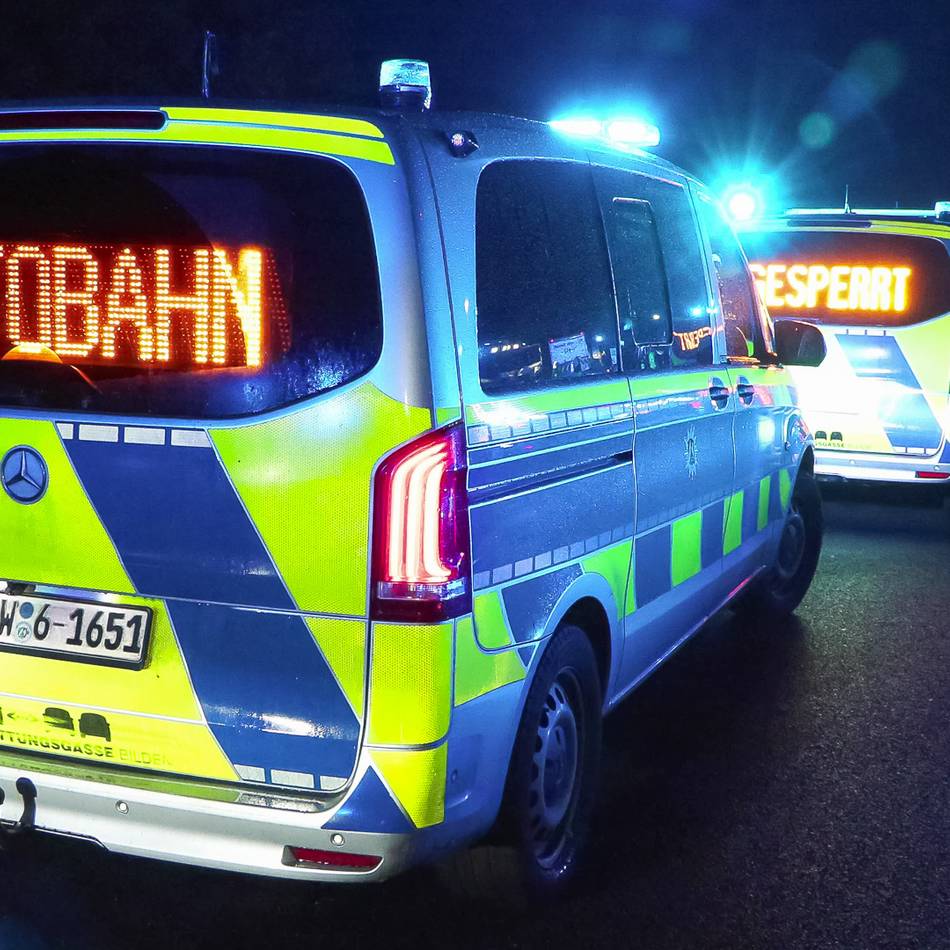 Schwerer Unfall auf der A57 bei Kamp-Lintfort: Fahrzeug überschlägt sich mehrfach – drei Verletzte